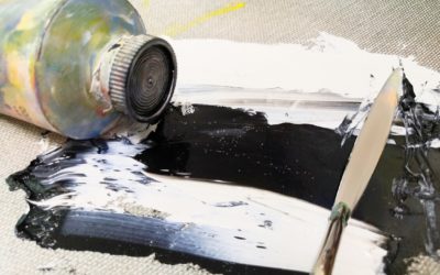 Jak používat čistě bílou a černou barvu v malbě.
