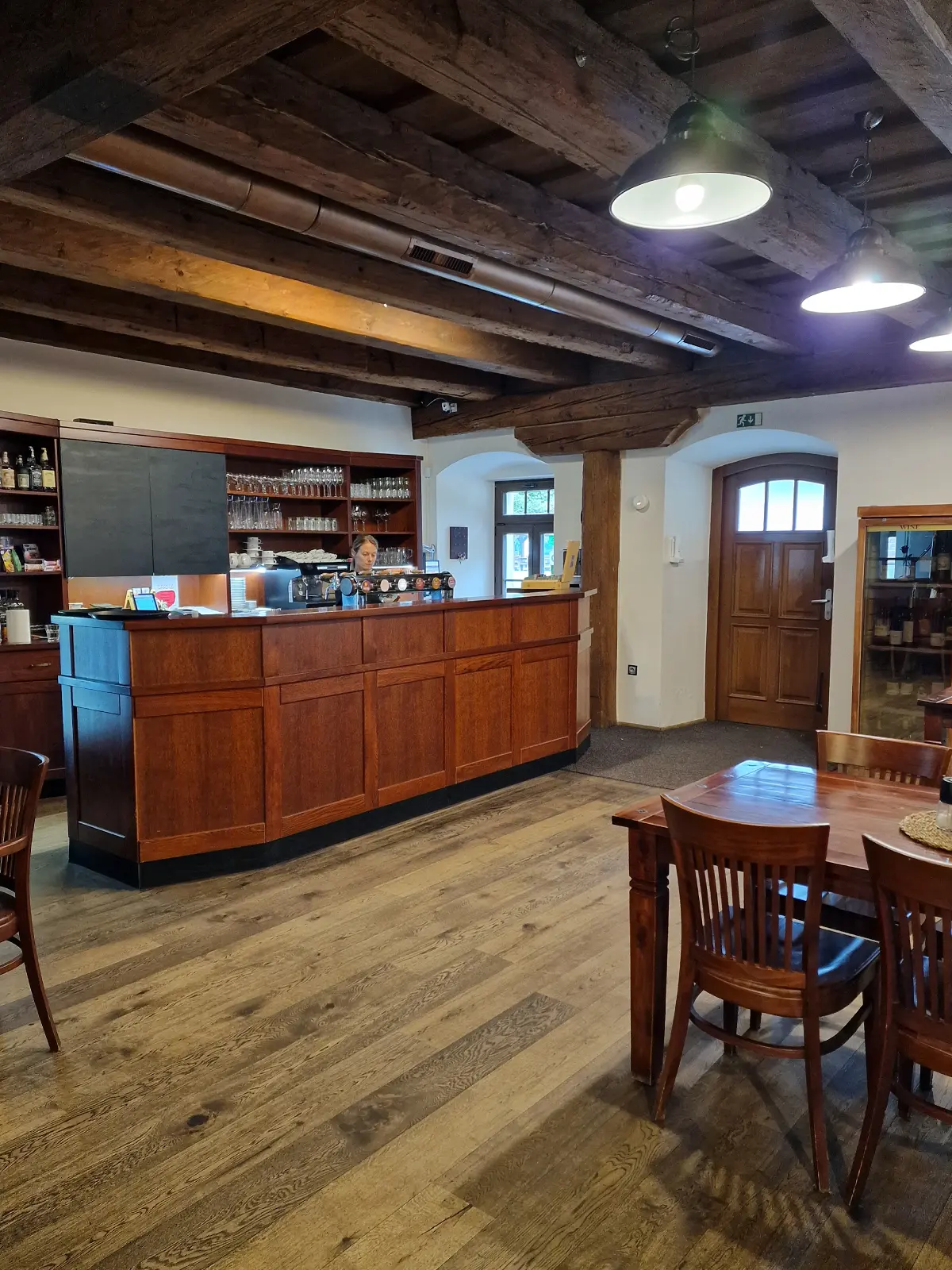 Historický interiér restaurace v Panském mlýně vytváří útulnou atmosféru pro společné stravování účastníků letního malířského plenéru.