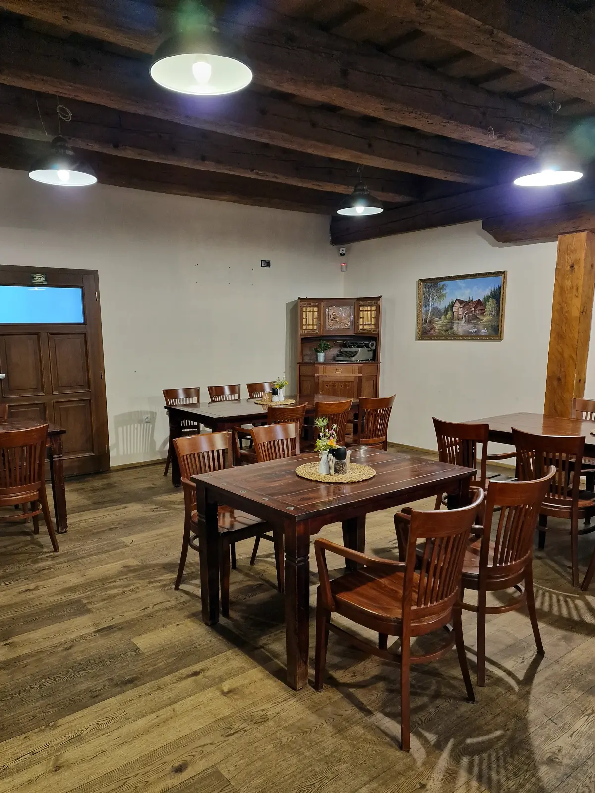 Stylové posezení v restauraci Panského mlýna poskytuje příjemné zázemí pro účastníky malířského plenéru během společných jídel a odpočinku.